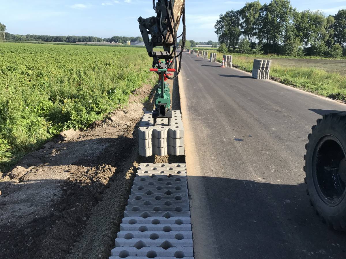 Grasbetontegels aanbrengen langs nieuwe asfalt wegen